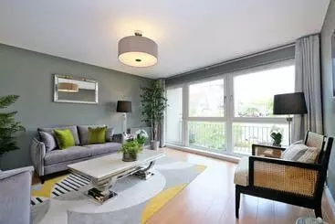 هتل آپارتمان Bright And Spacious Home With A Balcony And City Views