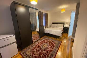 پانسیون Ashmina Holiday Let With Free Onsite Parking Not For Vans But For Cars Only