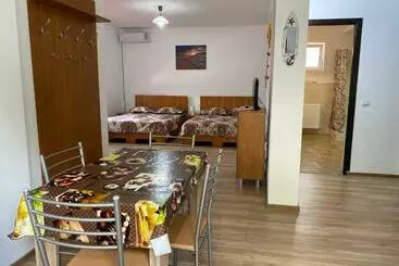 Panzió Garsoniera în Vila Lavinia