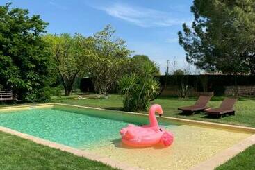 Bed and Breakfast Le Patio, Chambres D Hôtes Pour Adultes En Camargue, Possibilité De Naturisme à La Piscine