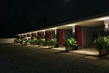 مُتل Pailin Place