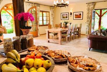 Les Cèdres Du Linard, Chambres D Hôtes B&b Near Lascaux, Montignac, Sarlat La Canéda, Dordogne