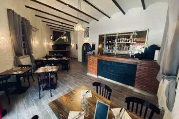 ホテル Hôtel Restaurant Le Saint Gillois