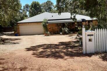 Mundaring Bed And Breakfast