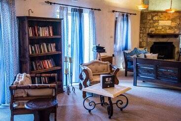 فندق Abeliona Retreat