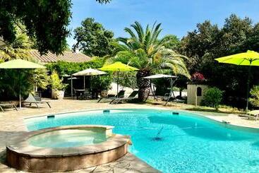 تختخواب و صبحانه Santolines En Provence