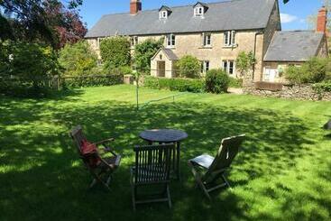 مبيت وإفطار The Long House