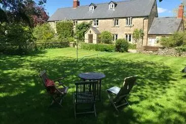 تختخواب و صبحانه The Long House