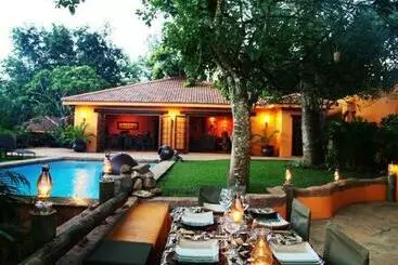 Majatalo Kwalucia Private Safari Retreat