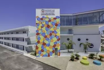 Huoneistohotelli Nicholas Color