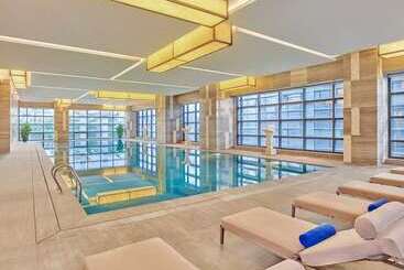 ホテル Hilton Guangzhou Baiyun   Free Shuttle And Phase 1 Registration Service Available For Canton Fair Pe