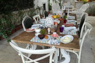 تختخواب و صبحانه The Orange Groove