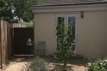 פנסיון The Annexe At Asbit Lodge