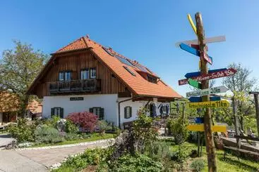 ペンション Gästezimmer & Buschenschank Mit Weingut Hack Gebell