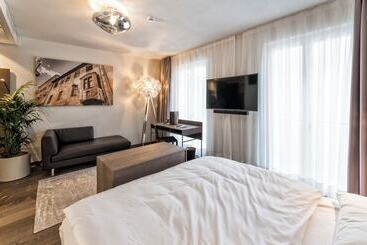 هتل Guesthouse Suiteseven