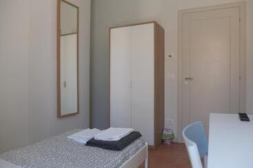 膳宿费 La Tortora