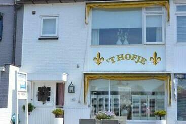 Bed and Breakfast Pension T Hofje 350 Meter Van Het Strand