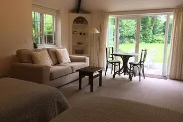 تختخواب و صبحانه Little Manor