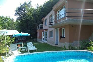 פנסיון Villa Aqua