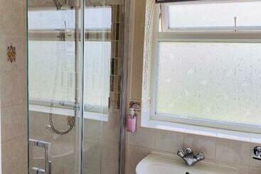 تختخواب و صبحانه Crossroads