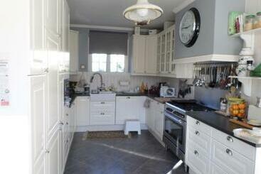 مبيت وإفطار Les Broussous