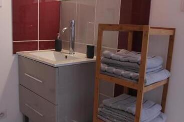 تختخواب و صبحانه La Grange Des Griottiers