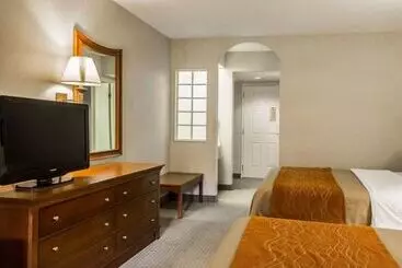 فندق Rodeway Inn & Suites On The River