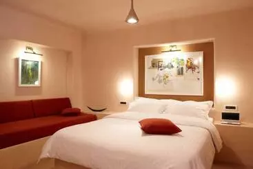 آپارتمان Voreina Gallery Suites