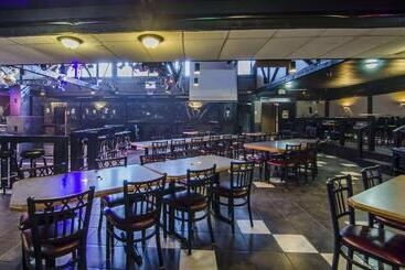 בית מלון כפרי Econo Lodge  Lloydminster