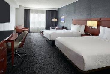 هتل Courtyard By Marriott Calgary Airport
