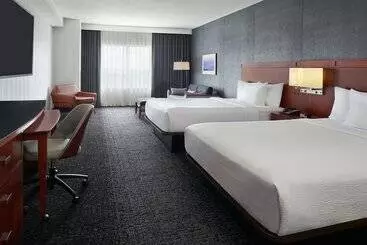 فندق Courtyard By Marriott Calgary Airport
