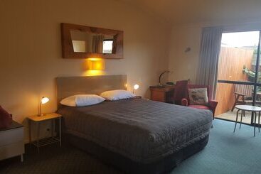 فندق At The Rocks Motor Lodge