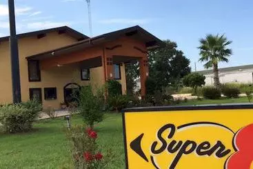 هتل Super 8 By Wyndham Kinder La