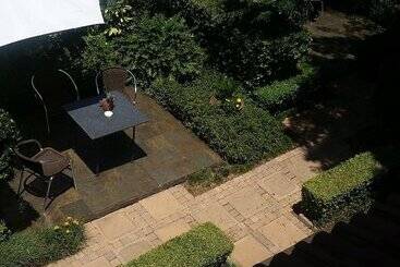 פונדק Constantia Manor Guest House