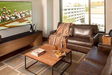 At&t Hotel & Conference Center