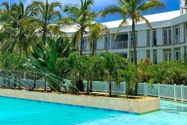 Hotel On Vacation Blue Cove