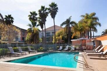 Отель Courtyard By Marriott Oakland Airport