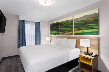 酒店 Days Inn & Suites By Wyndham Sellersburg