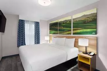 호텔 Days Inn & Suites By Wyndham Sellersburg