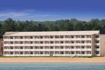 Resort Mackinaw Beach And Bay Inn & Suites