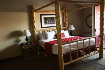 Отель Ramada By Wyndham Monument