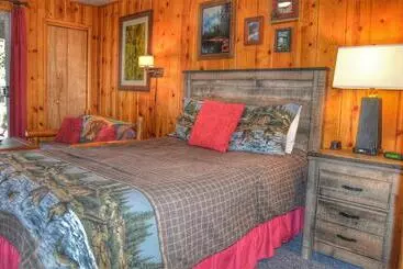 Hotelli The Inn On Fall River & Fall River Cabins