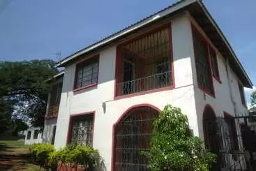 پانسیون Robert's Village Inn