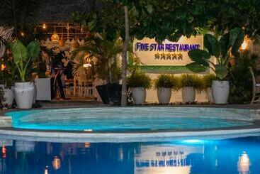 בית מלון כפרי Tropical Oasis Boutique