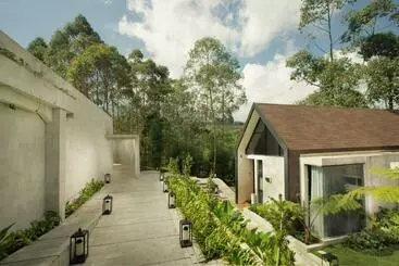 Hotel Sunsetfalls Gardens And Resort