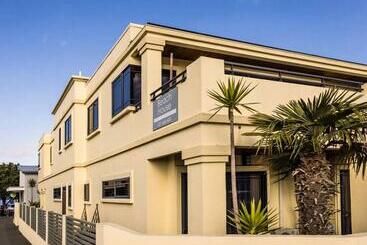 پانسیون Beach House Studios