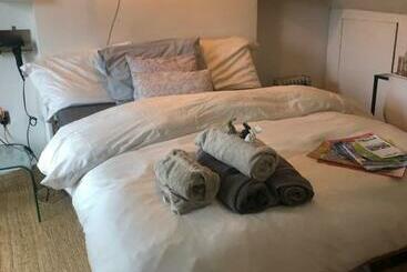 민박 The Cottage, Ashfield Place