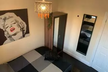 Majatalo Beddington Park Lodge West