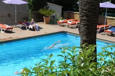 هتل Les Jardins De Cassis