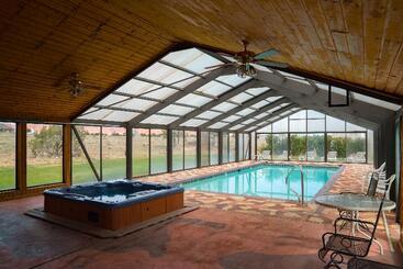 Otel Broken Spur Inn & Steakhouse